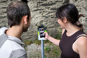 Besucher scannt das Infoschild an der Sporkenburg, um Hörspiele und ein interaktives Gespensterquiz zu starten.