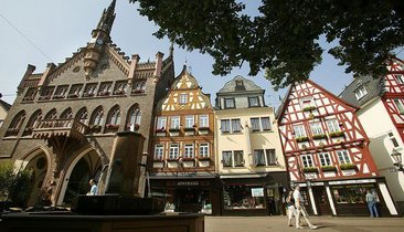 Schöne Fachwerkhäuser und Brunnen in einer deutschen Altstadt