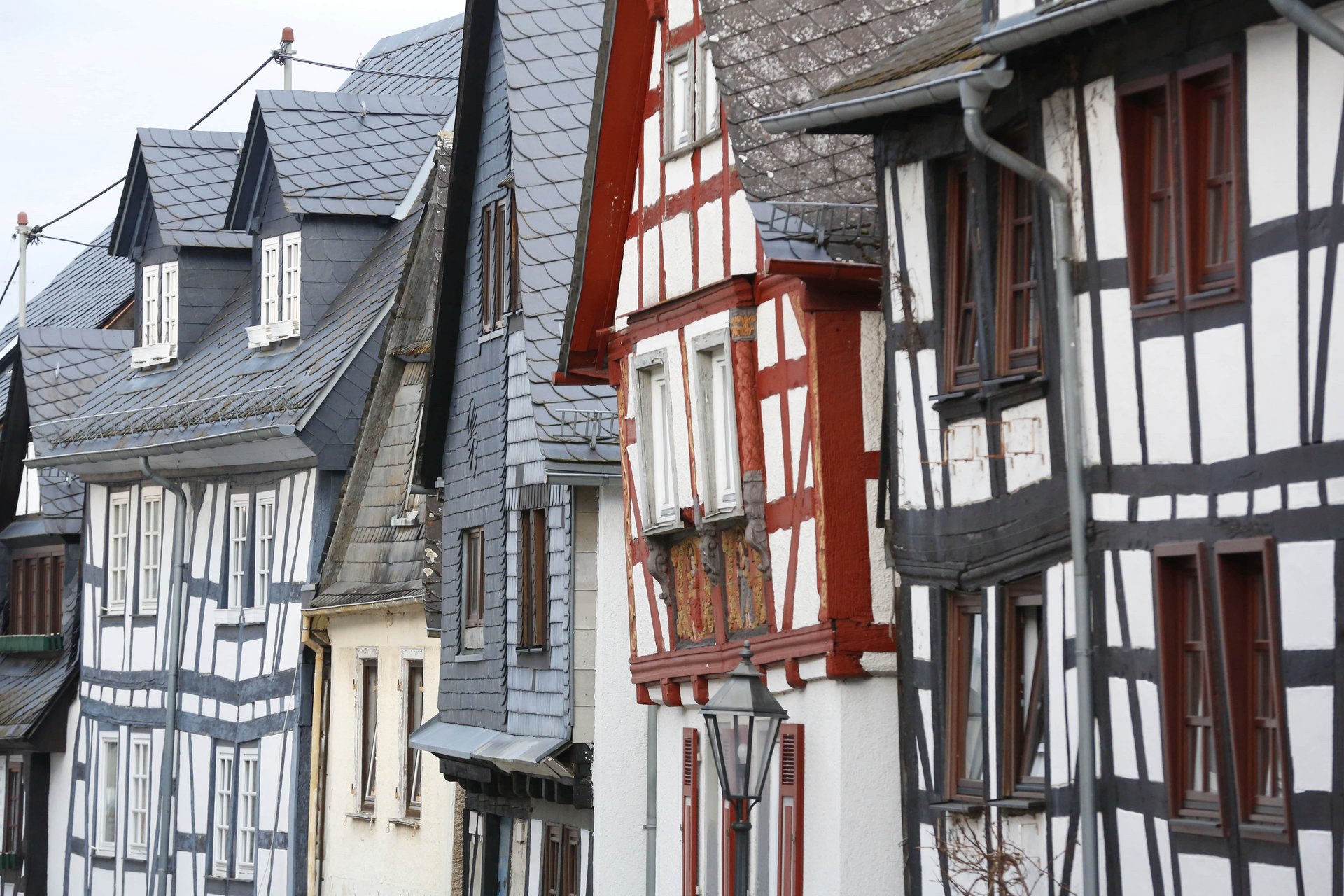 Reihe von traditionellen Fachwerkhäusern in einer historischen Umgebung