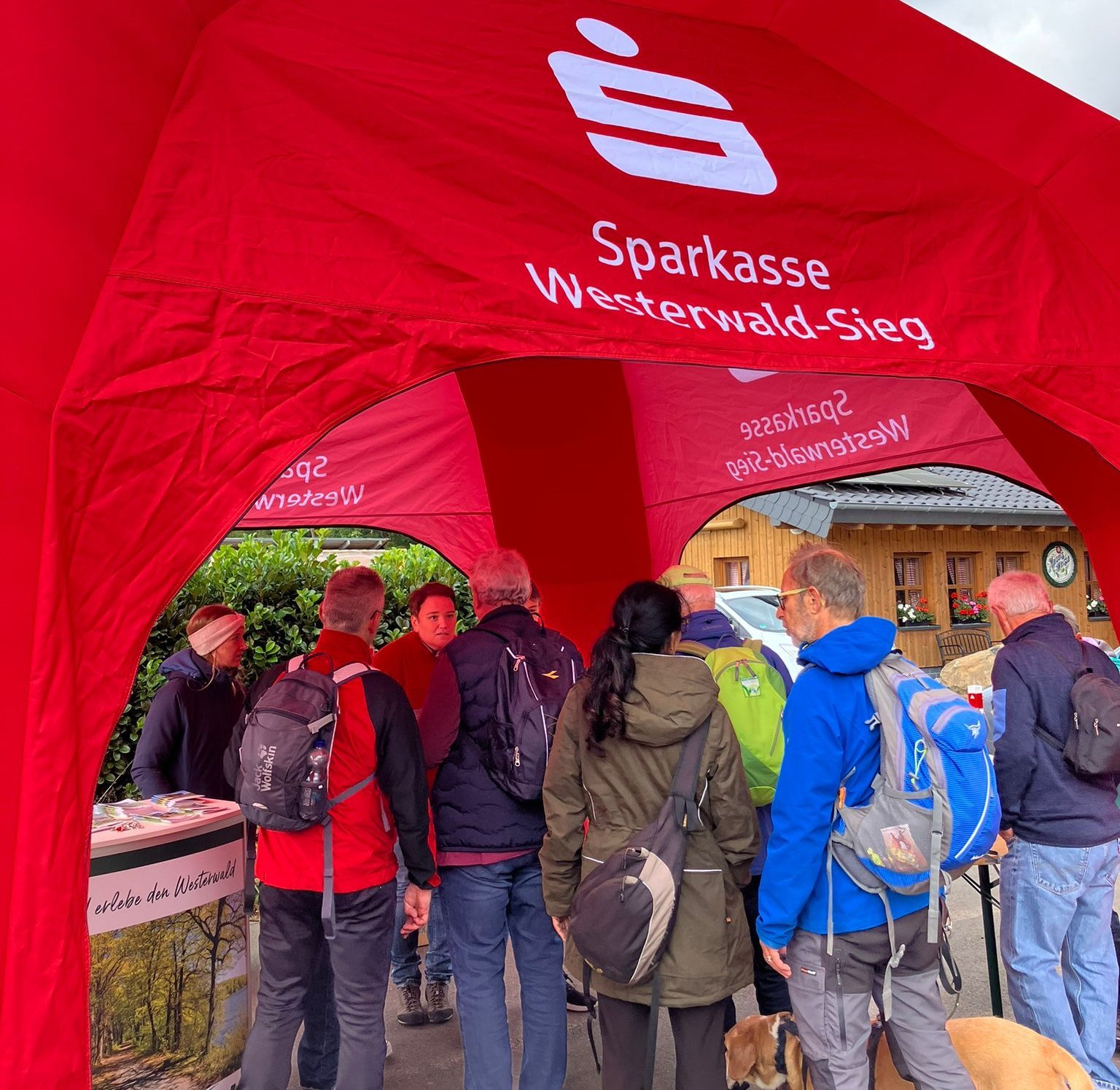 Besucher stehen unter einem Zelt der Sparkasse Westerwald-Sieg
